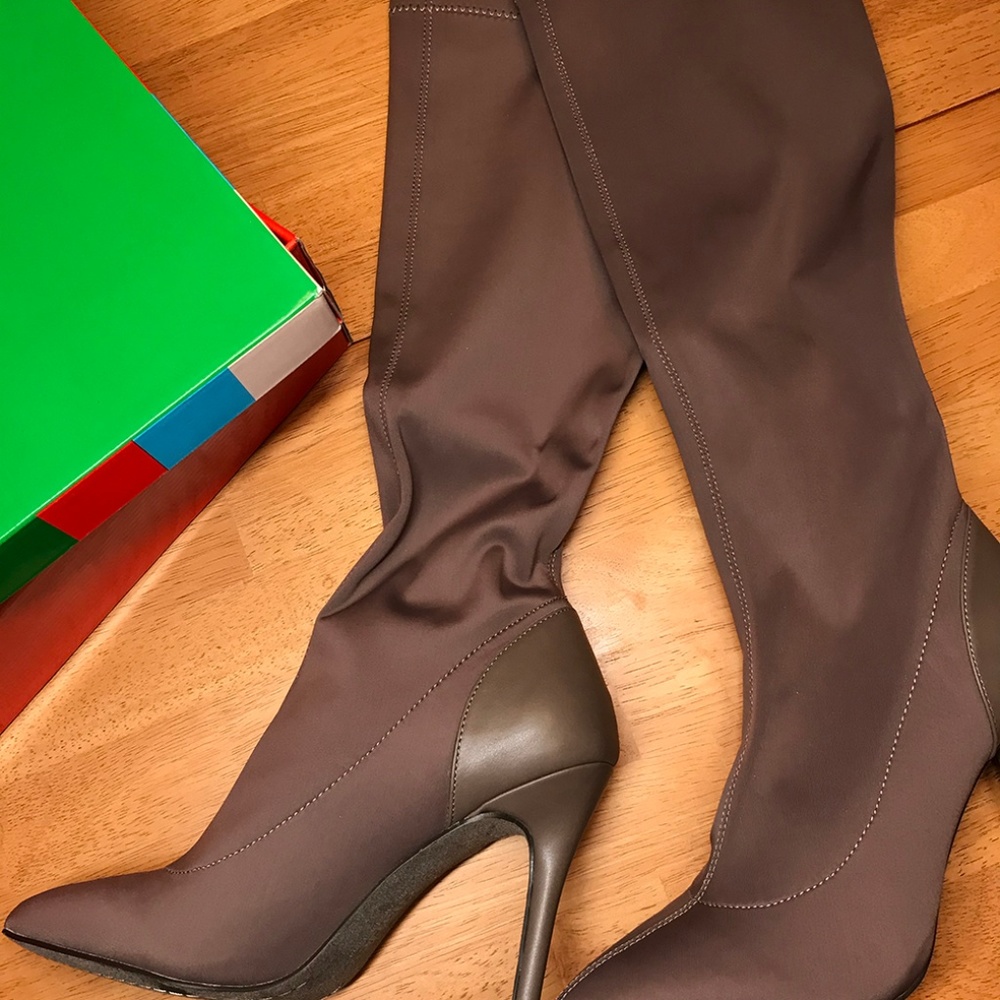 Charles David Taupe Stretch- Smooth Size 7